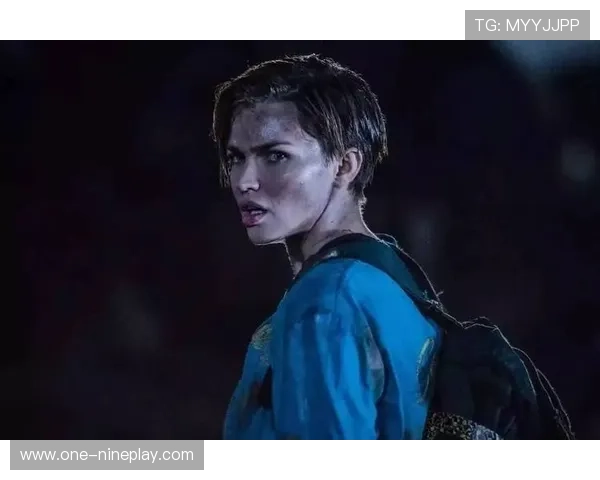 《她以为自己只是个普通女孩，直到遇见了那个足球场上闪耀的男神》