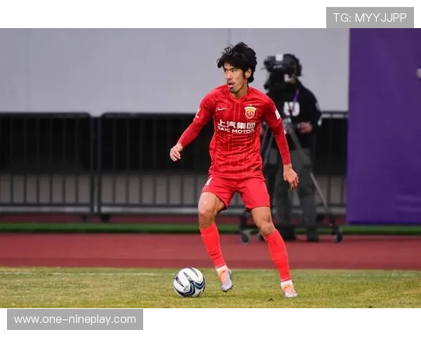 一人一城的传奇：探索足球球星与家乡的深厚情缘与独特故事