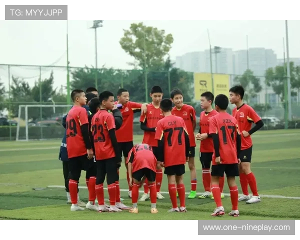 两位足球球盲挑战猜测足球明星身份，搞笑之余揭开球场背后的明星面貌