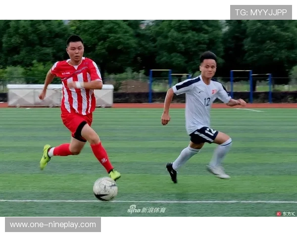 足球明星奔跑瞬间精彩展示速度与力量的完美融合图集